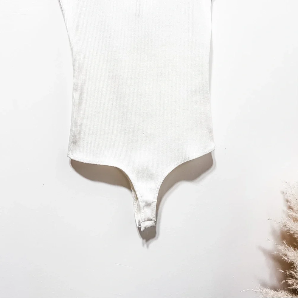 Jolie Ruffle Strap Ribbed Bodysuit Size M in White - Picture 9 of 12